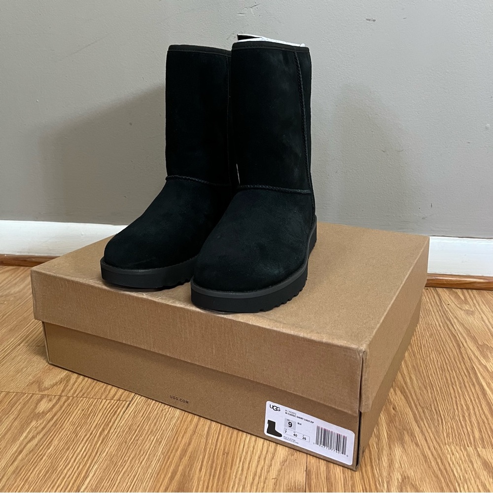 NWT UGG Classic Short Logo Zip